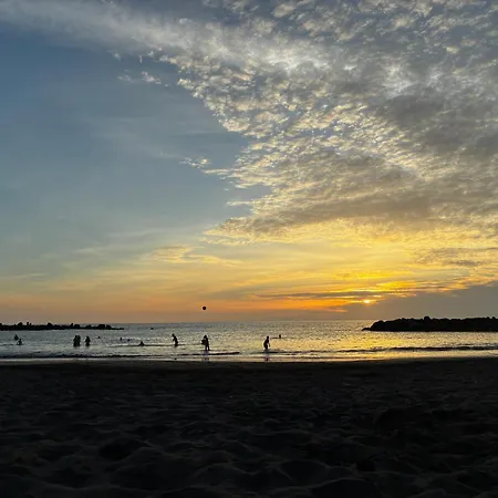 Con Piscina Y Parking En Playa De Americas